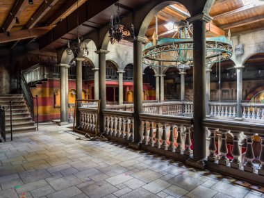 Terk edilmiş bir binanın iç mimarisi.