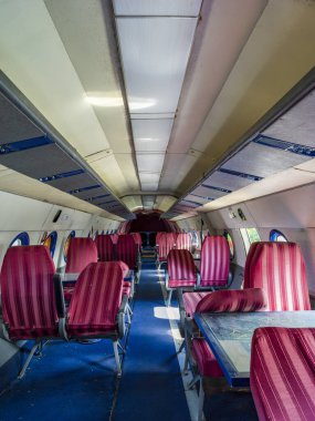 Terk edilmiş bir uçağın içi.