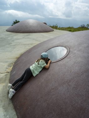 Eski bir beton kalenin mimarisi.