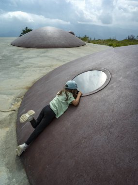 Eski bir beton kalenin mimarisi.