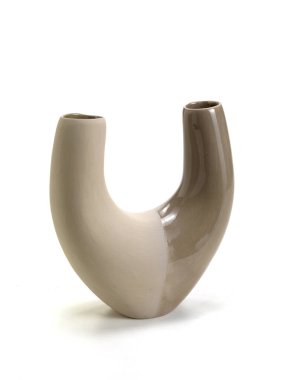 Tarafsız bir arkaplanda seramik vazo