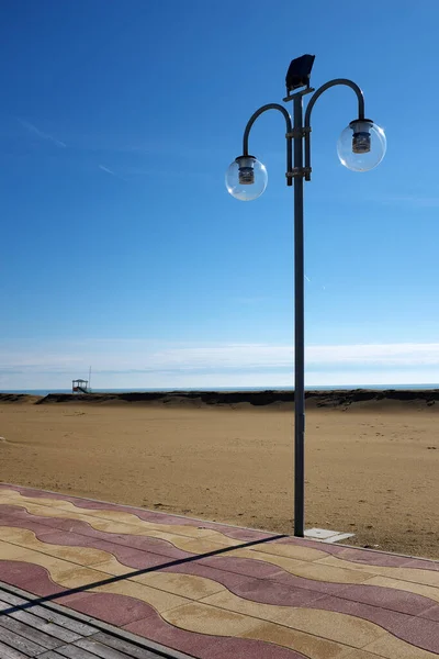 Paysage Plage Avec Lampadaire Ciel Bleu — Photo