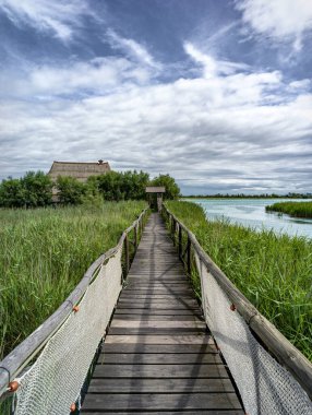 Ahşap köprüsü ve mavi gökyüzü olan göl manzarası