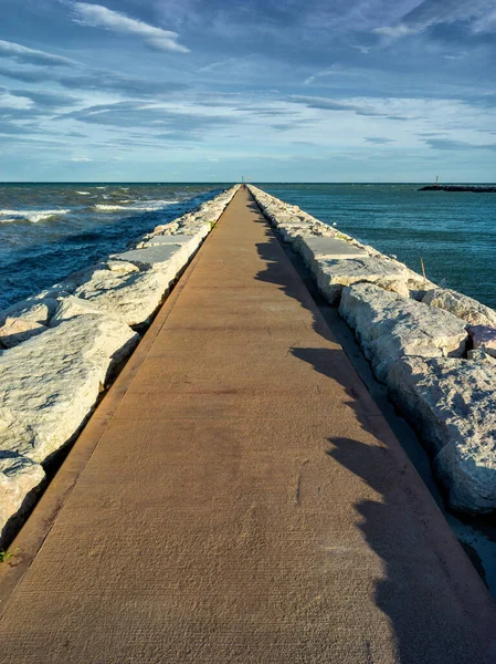 Beton Iskeleli Mavi Gökyüzü Olan Deniz Manzarası — Stok fotoğraf