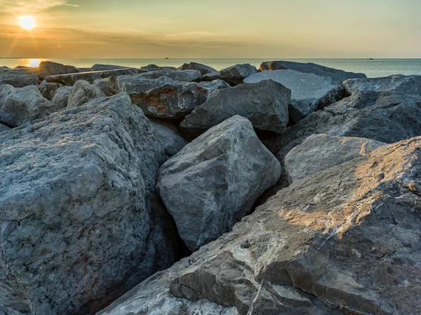 Felsen Auf Dem Meer Mit Sonnenaufgangsfarben — Stockfoto