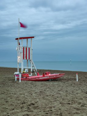 Kurtarma personeli için kulesi olan sahil manzarası.