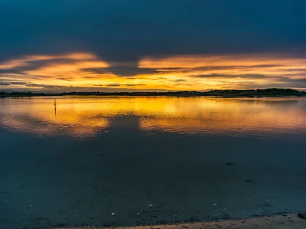 Lagunenlandschaft Morgengrauen Mit Warmen Farben Des Himmels — Stockfoto