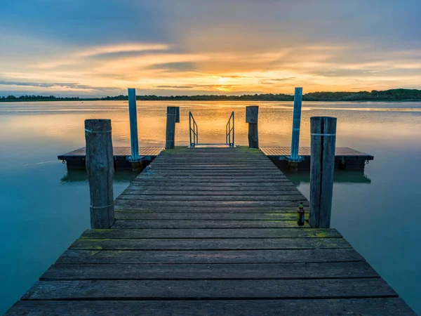 Lagunenlandschaft Morgengrauen Mit Holzsteg — Stockfoto