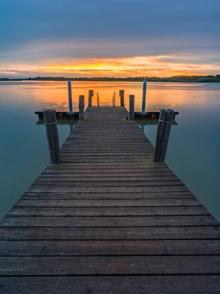 Lagunenlandschaft Morgengrauen Mit Holzsteg — Stockfoto