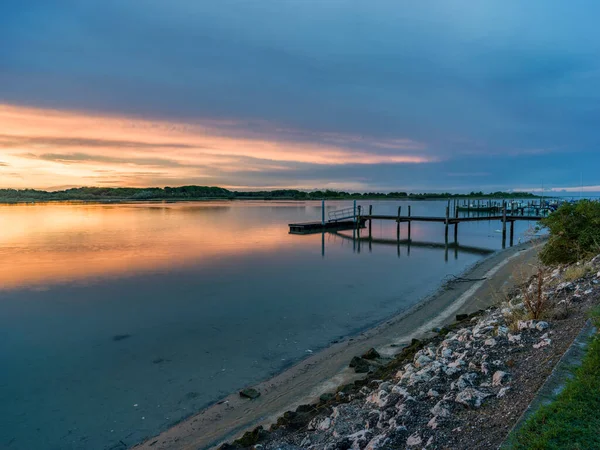 Lagunenlandschaft Morgengrauen Mit Holzsteg — Stockfoto