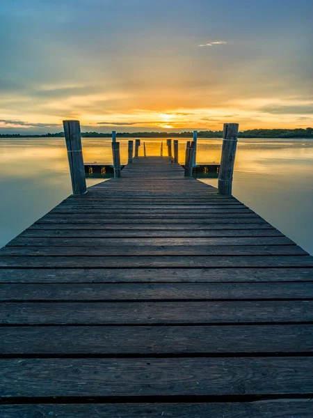 Lagunenlandschaft Morgengrauen Mit Holzsteg — Stockfoto