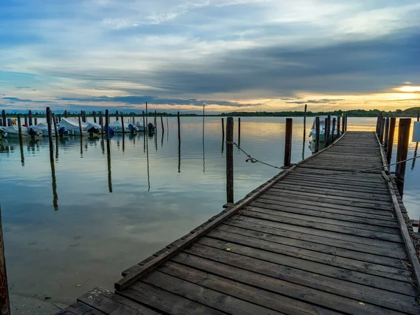 Lagunenlandschaft Morgengrauen Mit Holzsteg — Stockfoto