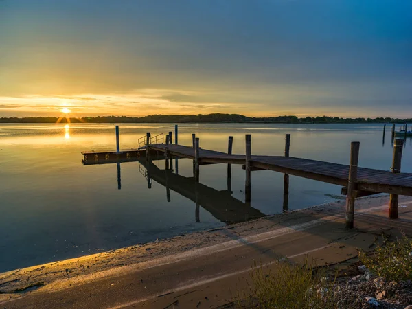 Lagunenlandschaft Morgengrauen Mit Holzsteg — Stockfoto