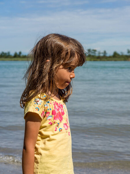 Портрет маленькой девочки на фоне лагуны