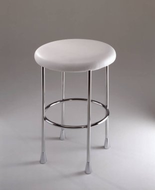 Tarafsız bir arkaplanda metal tabure