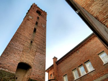 Mavi gökyüzüne yükselen antik tuğla kule