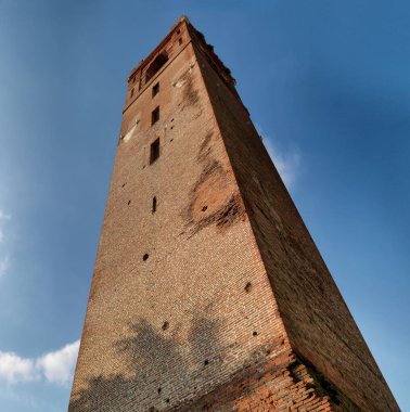 Mavi gökyüzüne yükselen antik tuğla kule