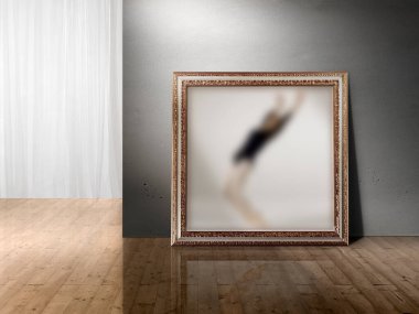 Penceresi ve ahşap zemini olan boş bir odanın tek kare fotoğrafı.