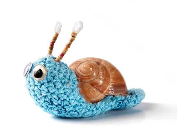 Gestrickte Schnecke Auf Weißem Hintergrund — Stockfoto