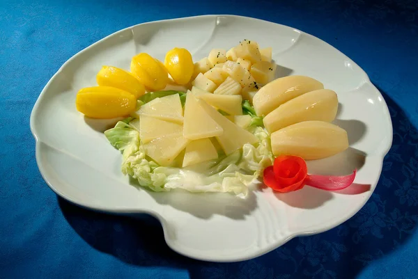 Prato Branco Com Queijo Salada — Fotografia de Stock