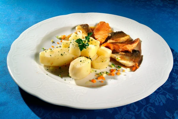 Weißfischgericht Mit Kartoffeln — Stockfoto