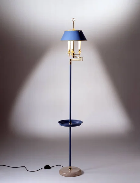 Vintage Vloerlamp Met Lichtblauwe Lampenkap Een Neutrale Achtergrond — Stockfoto