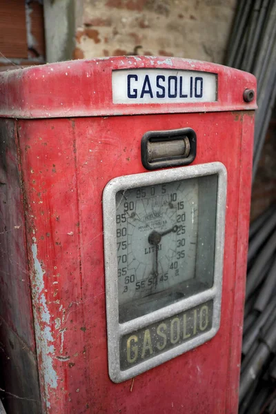 Vintage Bomba Combustible Diesel Rojo —  Fotos de Stock