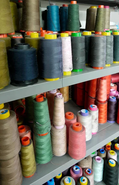 Estante Con Carretes Hilo Para Textil — Foto de Stock