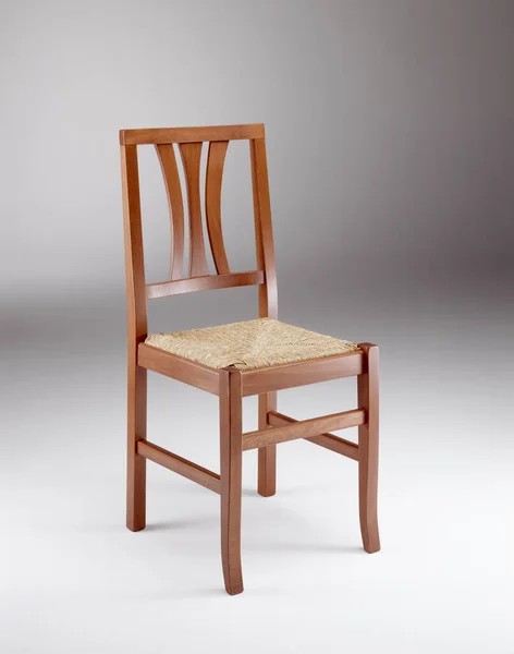 Ξύλινη Καρέκλα Ψάθινο Κάθισμα Ουδέτερο Φόντο — Φωτογραφία Αρχείου