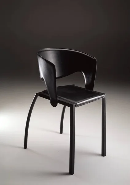 Μαύρη Δερμάτινη Καρέκλα Σκούρο Φόντο — Φωτογραφία Αρχείου