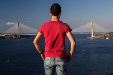 Denizde köprü arayan bir adamın arka görüntüsü