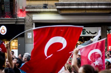 İSTANBUL, TURKEY-AĞUSTOS 7: Milyonlarca insan, 7 Ağustos 2016 tarihinde 15 Temmuz darbe girişimini protesto etmek amacıyla İstanbul Yenikapi bölgesindeki bir toplantı yerinde toplandı..