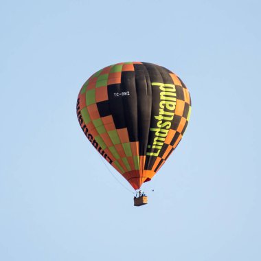 GOREME, TURKEY - 20 Temmuz 2016: Kapadokya 'da sıcak hava balonu uçuyor