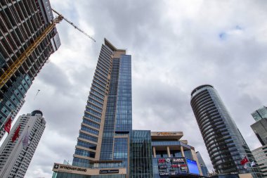 İstanbul, Türkiye - 11 Şubat 2017: Levent, İstanbul Modern Bölgesi. Levent, şehrin gökdelenleri, alışveriş merkezleri ve iş ofisleri olan bir finans merkezi. İstanbul 'daki Özdilek Alışveriş Merkezi, Türkiye