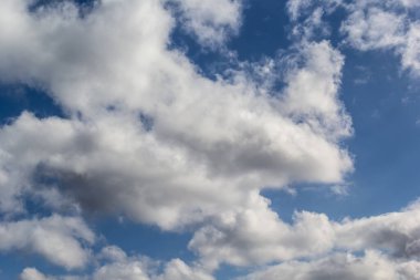 mavi gökyüzü ve arkaplanda bulutlar