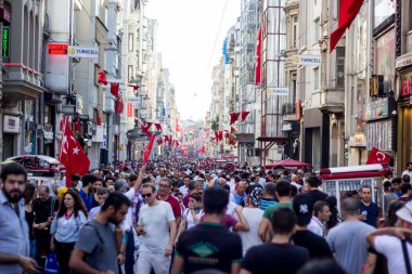 İSTANBUL, TURKEY-AĞUSTOS 7: Milyonlarca insan, 7 Ağustos 2016 tarihinde 15 Temmuz darbe girişimini protesto etmek amacıyla İstanbul Yenikapi bölgesindeki bir toplantı yerinde toplandı..
