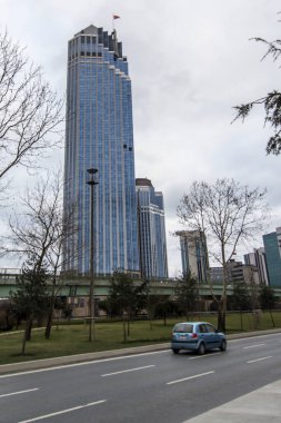 İSTANBUL, TURKEY - 11 Şubat: Levent ilçesi, İstanbul 'un yüksek binaları ve alışveriş merkezleriyle hızla gelişen bir iş ve finans alanıdır. 11 Şubat 2017 'de çekildi.