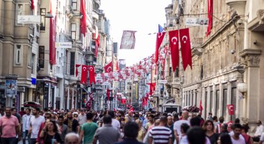 İSTANBUL, TURKEY-AĞUSTOS 7: Milyonlarca insan, 7 Ağustos 2016 tarihinde 15 Temmuz darbe girişimini protesto etmek amacıyla İstanbul Yenikapi bölgesindeki bir toplantı yerinde toplandı..