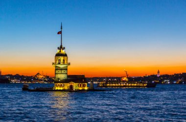 İstanbul Uskudar Havai fişekleri, Türkiye Cumhuriyeti Günü kutlamaları sırasında Maiden 's Tower (Türkçe: 29 Ekim Cumhuriyet Bayrami) 29 Ekim' de İstanbul, Türkiye 'de