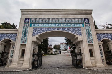 İstanbul, Türkiye - 11 Şubat 2017: İstanbul 'daki Zincirlikuyu Belediye Mezarlığı' nın ana girişi. Metin, Türkçe 'de İslami ifadenin çevirisi: 