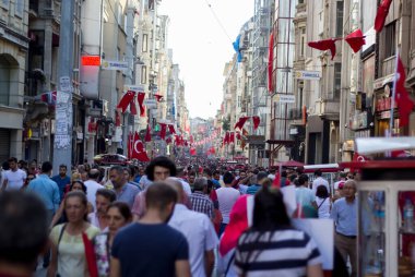 İSTANBUL, TURKEY-AĞUSTOS 7: Milyonlarca insan, 7 Ağustos 2016 tarihinde 15 Temmuz darbe girişimini protesto etmek amacıyla İstanbul Yenikapi bölgesindeki bir toplantı yerinde toplandı..