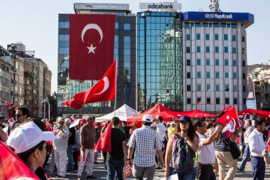 İSTANBUL, TURKEY-AĞUSTOS 7: Milyonlarca insan, 7 Ağustos 2016 tarihinde 15 Temmuz darbe girişimini protesto etmek amacıyla İstanbul Yenikapi bölgesindeki bir toplantı yerinde toplandı..