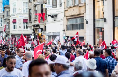 İSTANBUL, TURKEY-AĞUSTOS 7: Milyonlarca insan, 7 Ağustos 2016 tarihinde 15 Temmuz darbe girişimini protesto etmek amacıyla İstanbul Yenikapi bölgesindeki bir toplantı yerinde toplandı..