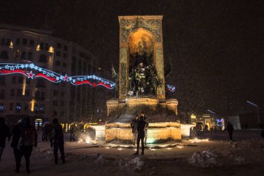 İSTANBUL, TURKEY - 7 HAZİRAN 2017: İstanbul Taksim Meydanı 'nda karlı bir gün. Taksim Cumhuriyet Anıtı (Taksim Cumhuriyet Aniti). İstiklal Caddesi, Beyoğlu, İstanbul, Türkiye.