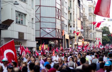 İSTANBUL, TURKEY-AĞUSTOS 7: Milyonlarca insan, 7 Ağustos 2016 tarihinde 15 Temmuz darbe girişimini protesto etmek amacıyla İstanbul Yenikapi bölgesindeki bir toplantı yerinde toplandı..