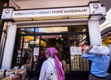 Eminonu 'daki Baharat Pazarı' nın yanındaki Kurukahveci Mehmet Efendi Kafe. 01-07-2017