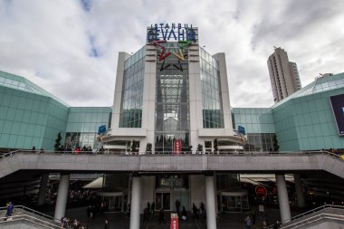 ISTANBUL, TURKEY - 11 Şubat 2017: İstanbul 'un Sisli ilçesinde Buyukdere Bulvarı' nda bulunan Cevahir Alışveriş ve Eğlence Merkezi 'nin dış görünümü.