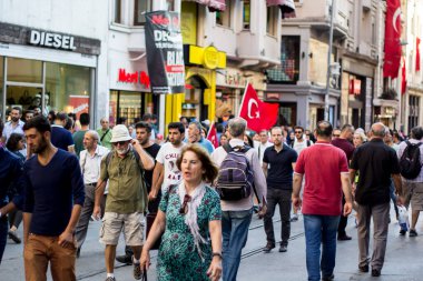 İSTANBUL, TURKEY-AĞUSTOS 7: Milyonlarca insan, 7 Ağustos 2016 tarihinde 15 Temmuz darbe girişimini protesto etmek amacıyla İstanbul Yenikapi bölgesindeki bir toplantı yerinde toplandı..