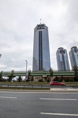 İstanbul, Türkiye - 11 Şubat 2017: Levent, İstanbul Modern Bölgesi. Levent, şehrin gökdelenleri, alışveriş merkezleri ve iş ofisleri olan bir finans merkezi. İstanbul 'daki Özdilek Alışveriş Merkezi, Türkiye