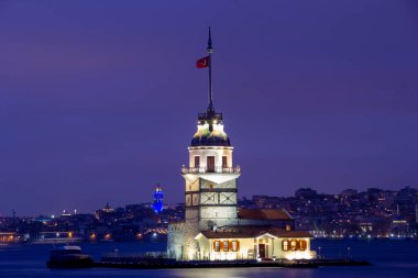 İstanbul Uskudar Havai fişekleri, Türkiye Cumhuriyeti Günü kutlamaları sırasında Maiden 's Tower (Türkçe: 29 Ekim Cumhuriyet Bayrami) 29 Ekim' de İstanbul, Türkiye 'de